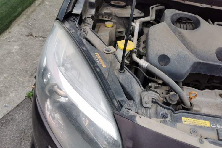Used Renault Koleos 2014 2.5L Four-Wheel Drive Luxury Edition Engine Bay Right