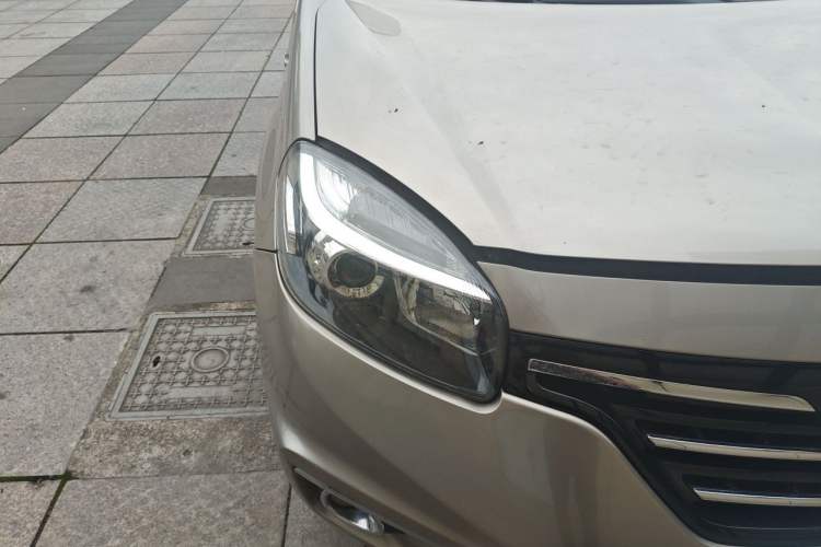 Used Renault Koleos 2014 Revised Version 2.5L Two-Wheel Drive Comfort Edition Right Front Headlight