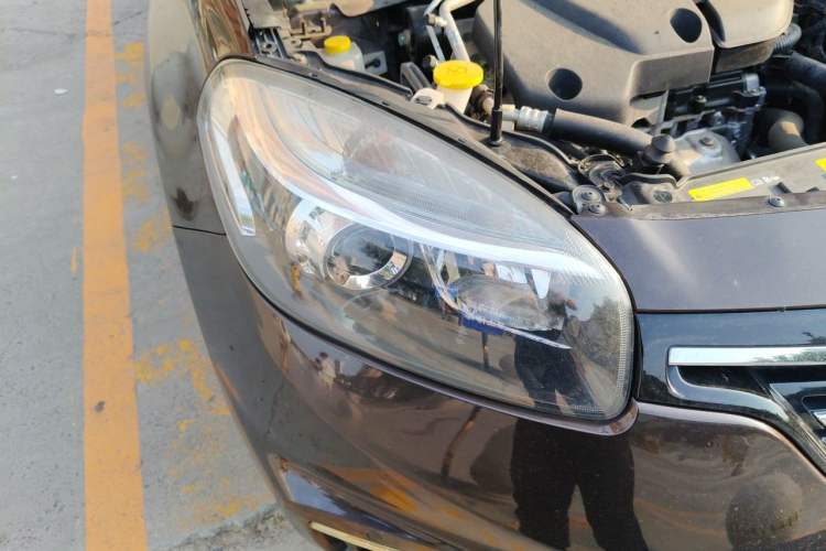 Used Renault Koleos 2014 2.5L 4x4 Comfort Edition Right Front Headlight