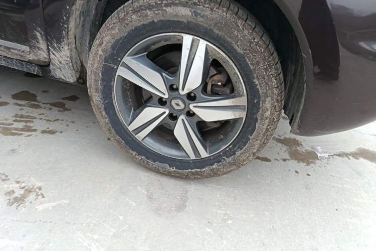 Used Renault Koleos 2014 2.5L 4x4 Comfort Edition Right Front Wheel Hub