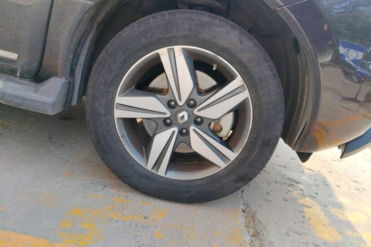 Used Renault Koleos 2014 2.5L 4x4 Comfort Edition Right Front Wheel Hub