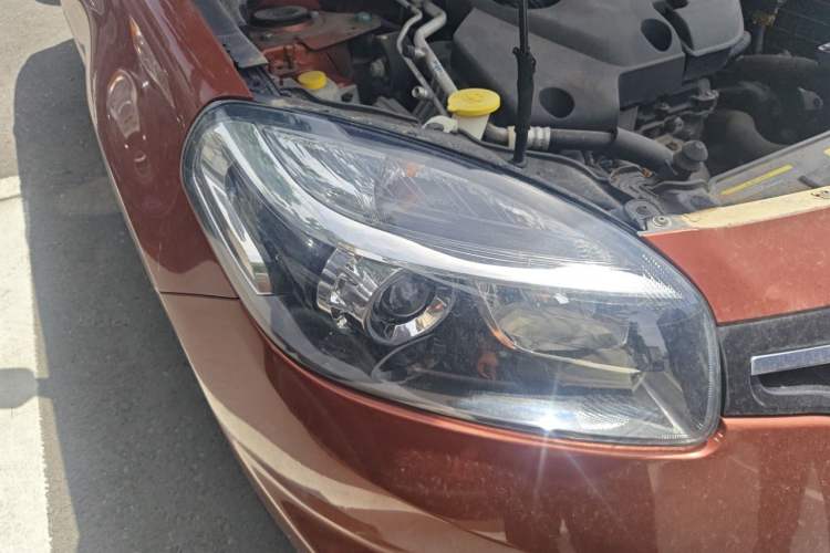 Used Renault Koleos 2014 Revised Version 2.5L Two-Wheel Drive Comfort Edition Right Front Headlight