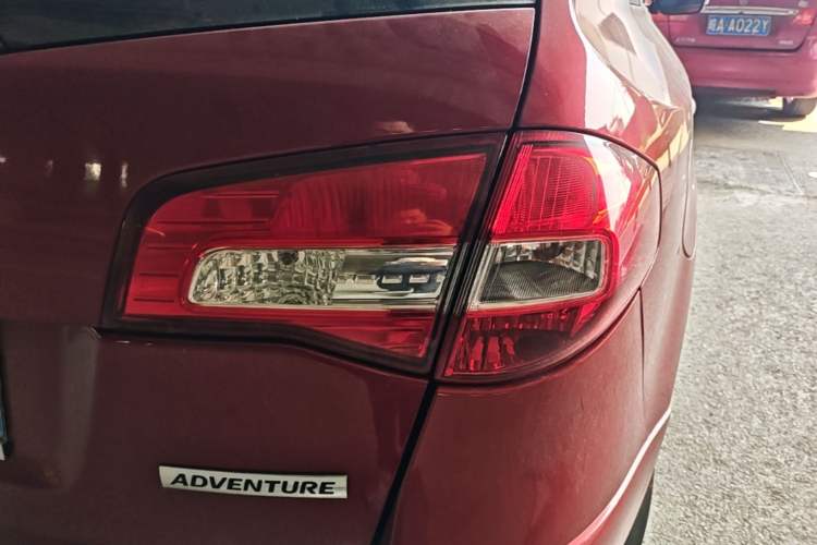 Used Renault Koleos 2014 Revised Version 2.5L Two-Wheel Drive Comfort Edition Right Rear Taillight