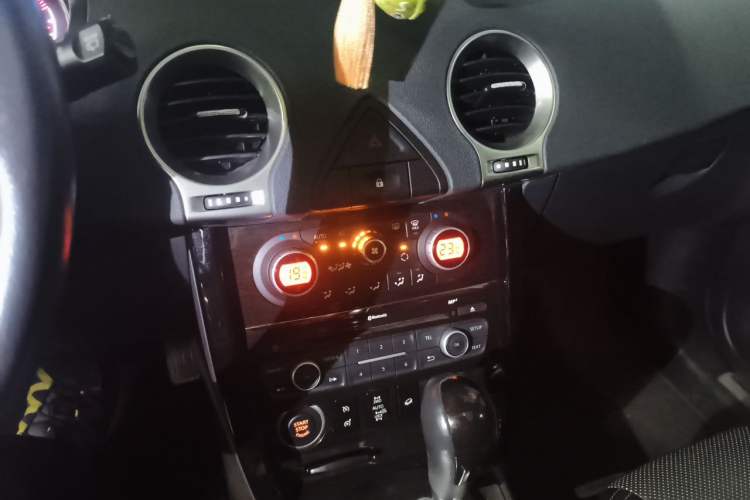 Used Renault Koleos 2014 2.5L 4x4 Comfort Edition Audio And AC Panel