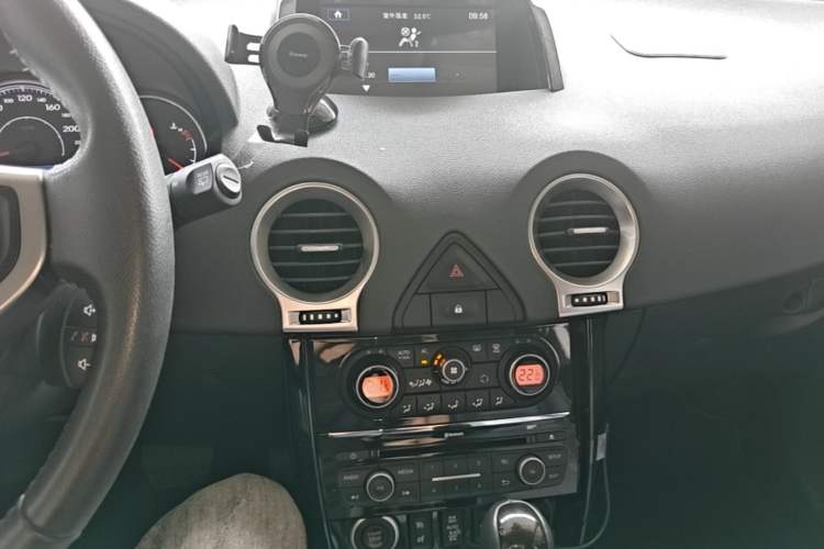 Used Renault Koleos 2014 2.5L 4x4 Sportway Edition Audio And AC Panel