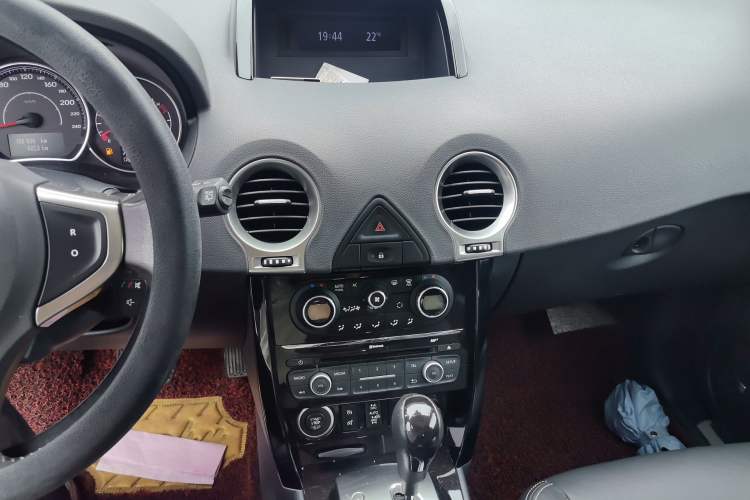 Used Renault Koleos 2014 2.5L Four-Wheel Drive Luxury Edition Audio And AC Panel
