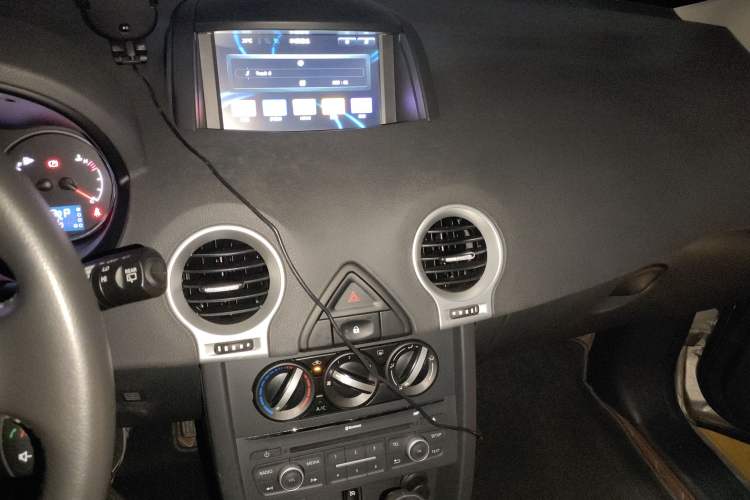 Used Renault Koleos 2014 Revised Version 2.0L Two-Wheel Drive Standard Edition Audio And AC Panel