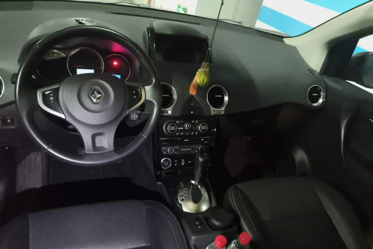 Used Renault Koleos 2014 2.5L 4x4 Comfort Edition Center Console