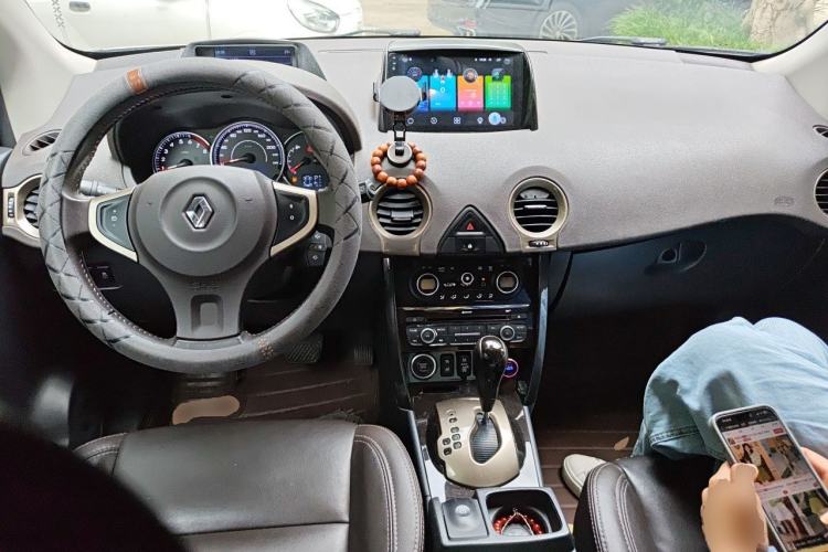 Used Renault Koleos 2014 2.5L 4x4 Comfort Edition Center Console