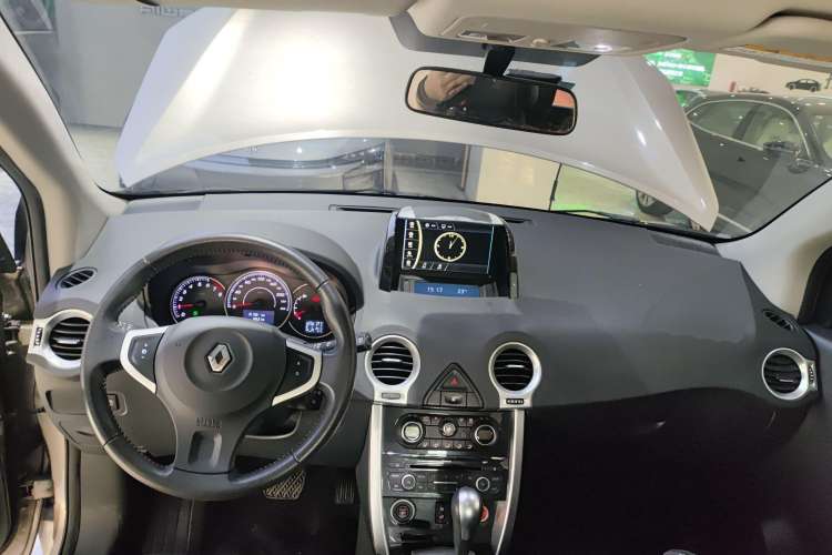 Used Renault Koleos 2014 2.0L Two-Wheel Drive Fashion Edition Center Console