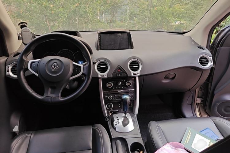 Used Renault Koleos 2014 Revised Version 2.0L Two-Wheel Drive Fashion Edition Center Console