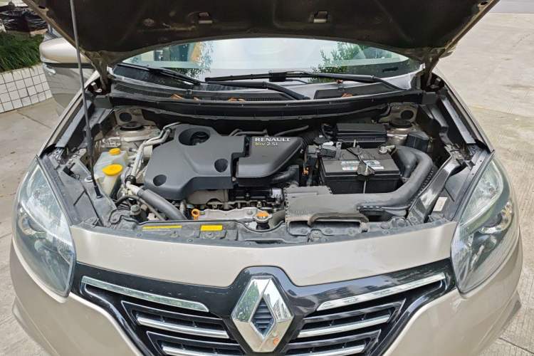 Used Renault Koleos 2014 2.5L 4x4 Comfort Edition Engine Bay