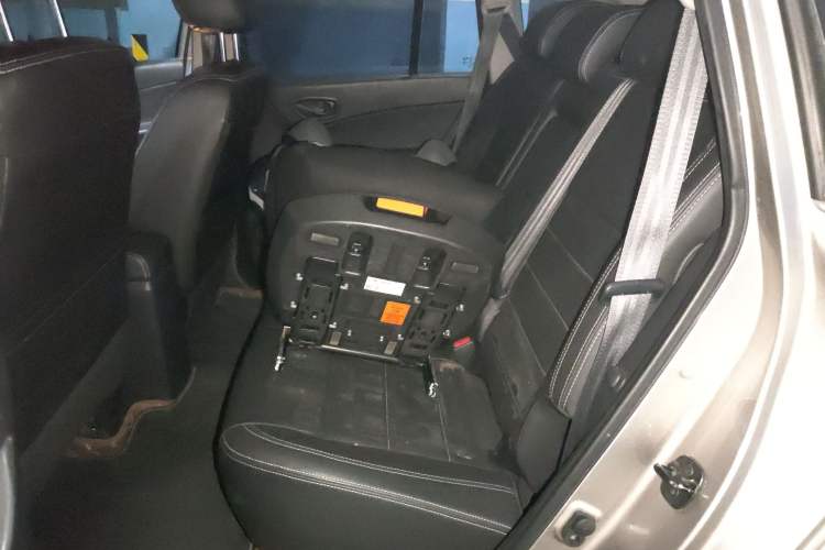Used Renault Koleos 2014 Revised Version 2.0L Two-Wheel Drive Standard Edition Left Rear Seat