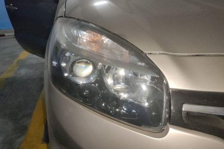 Used Renault Koleos 2014 Revised Version 2.0L Two-Wheel Drive Standard Edition Right Front Headlight