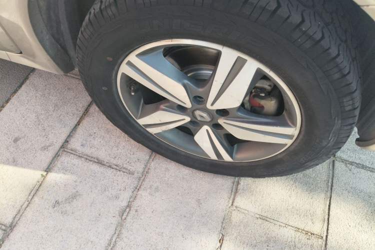 Used Renault Koleos 2014 2.5L 4x4 Comfort Edition Right Front Wheel Hub