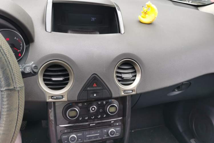 Used Renault Koleos 2014 2.5L Two-Wheel Drive Comfort Edition Audio And AC Panel