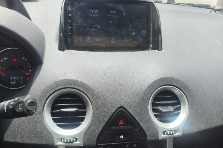 Used Renault Koleos 2014 Revised Version 2.0L Two-Wheel Drive Fashion Edition Audio And AC Panel