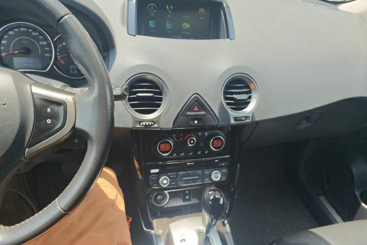Used Renault Koleos 2014 2.5L Two-Wheel-Drive Urban Edition Audio And AC Panel