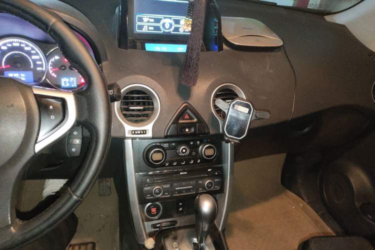Used Renault Koleos 2014 2.0L Two-Wheel Drive Fashion Edition Audio And AC Panel