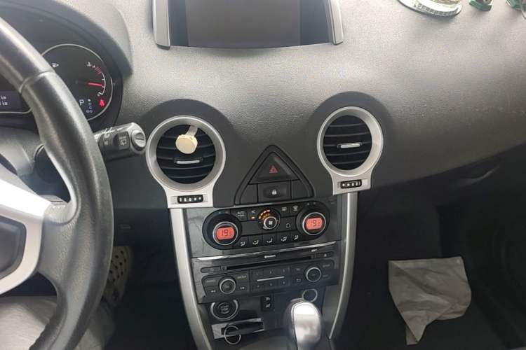 Used Renault Koleos 2014 Revised Version 2.0L Two-Wheel Drive Fashion Edition Audio And AC Panel