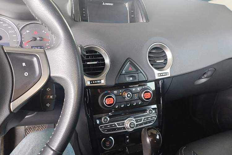 Used Renault Koleos 2014 2.0L Two-Wheel Drive Comfort Edition Audio And AC Panel