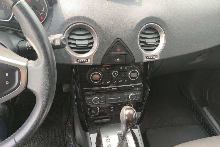 Used Renault Koleos 2014 2.0L Two-Wheel Drive Comfort Edition Audio And AC Panel