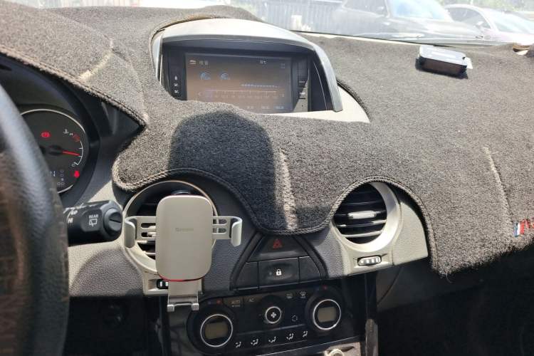 Used Renault Koleos 2014 2.0L Two-Wheel Drive Comfort Edition Audio And AC Panel