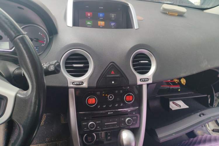 Used Renault Koleos 2014 Revised Version 2.0L Two-Wheel Drive Fashion Edition Audio And AC Panel