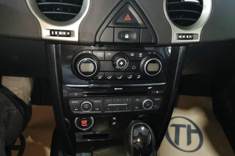 Used Renault Koleos 2014 2.0L Two-Wheel Drive Comfort Edition Audio And AC Panel