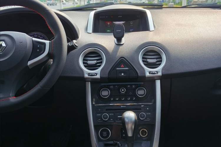 Used Renault Koleos 2014 Revised Version 2.0L Two-Wheel Drive Fashion Edition Audio And AC Panel