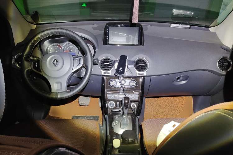 Used Renault Koleos 2014 2.5L 4x4 Comfort Edition Center Console
