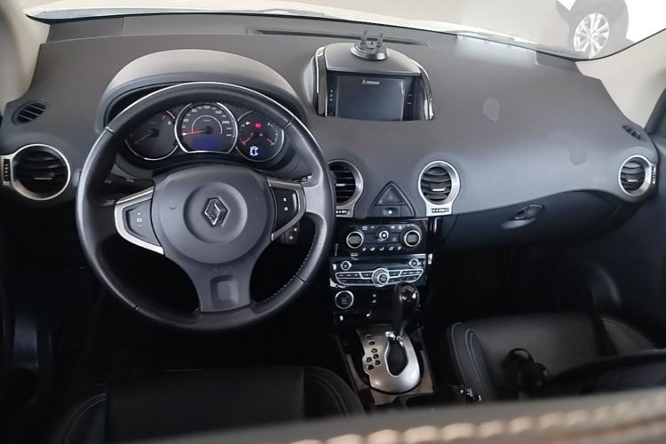 Used Renault Koleos 2014 2.0L Two-Wheel Drive Comfort Edition Center Console