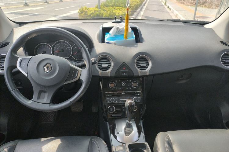 Used Renault Koleos 2014 2.0L Two-Wheel Drive Comfort Edition Center Console