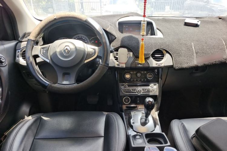 Used Renault Koleos 2014 2.0L Two-Wheel Drive Comfort Edition Center Console