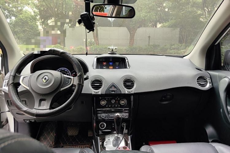 Used Renault Koleos 2014 Revised Version 2.5L Two-Wheel Drive Comfort Edition Center Console
