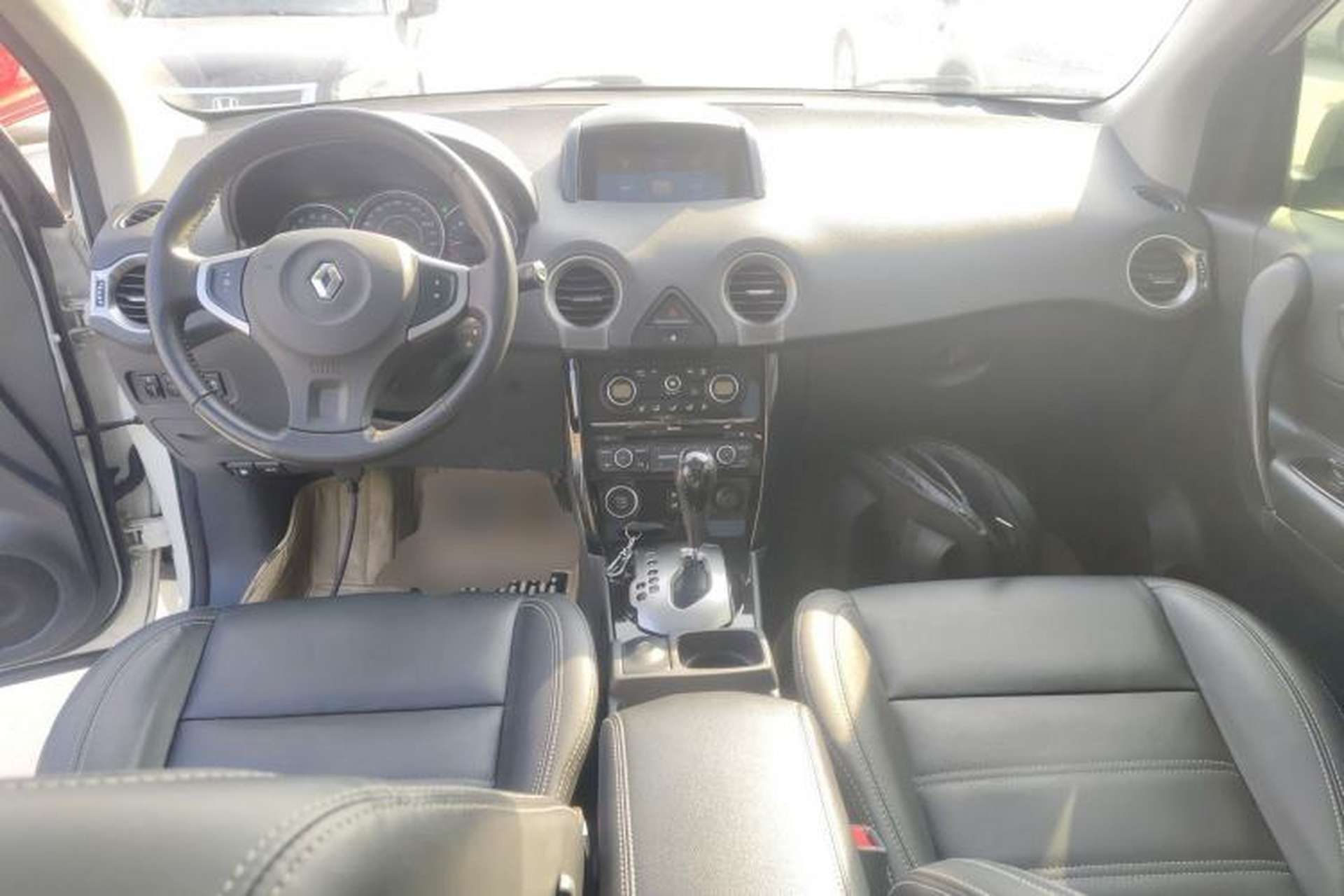 Used Renault Koleos 2014 Revised Version 2.5L Two-Wheel Drive Comfort Edition Center Console