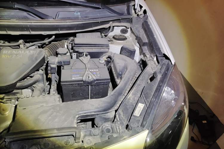 Used Renault Koleos 2014 2.5L 4x4 Comfort Edition Engine Bay Left