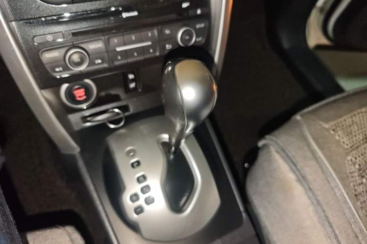 Used Renault Koleos 2014 Revised Version 2.5L Two-Wheel Drive Urban Edition Gear Lever