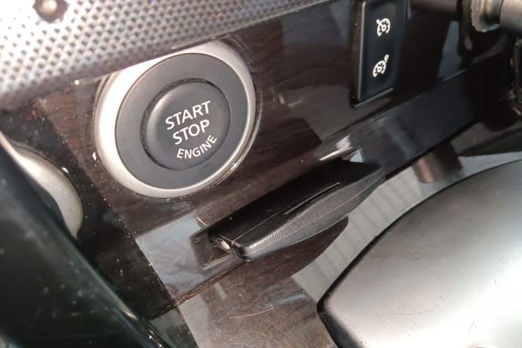 Used Renault Koleos 2014 Revised Version 2.5L Two-Wheel Drive Comfort Edition Interior 1