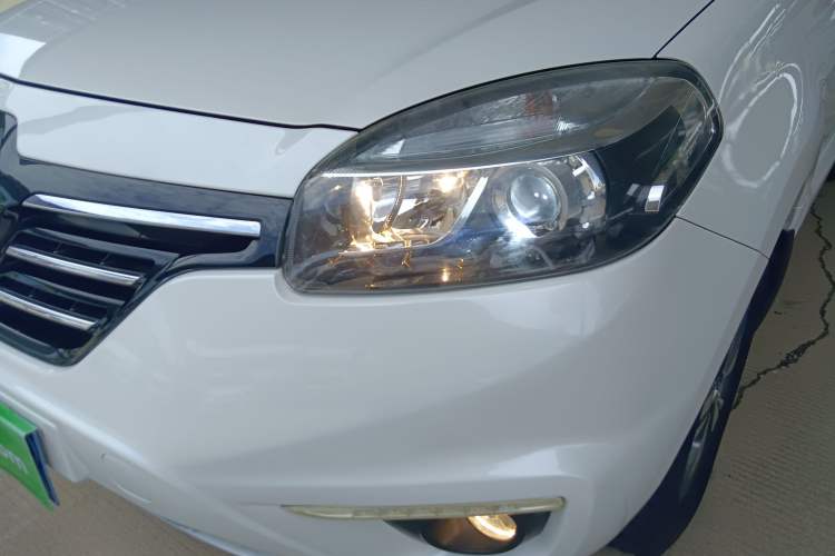 Used Renault Koleos 2014 Revised Version 2.5L Two-Wheel Drive Comfort Edition Left Front Headlight