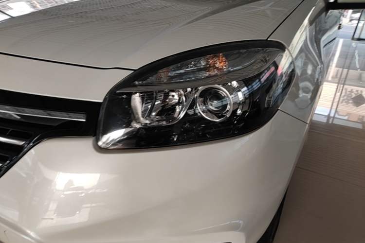 Used Renault Koleos 2014 Revised Version 2.0L Two-Wheel Drive Fashion Edition Left Front Headlight