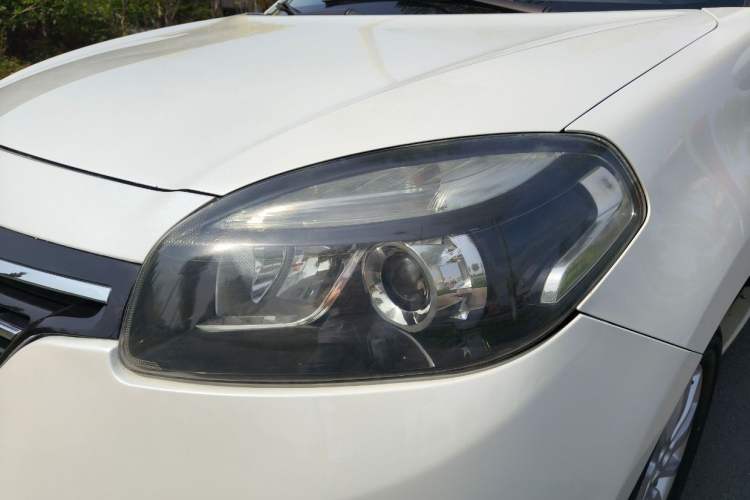 Used Renault Koleos 2014 Revised Version 2.0L Two-Wheel Drive Fashion Edition Left Front Headlight