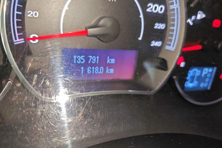 Used Renault Koleos 2014 2.5L Two-Wheel-Drive Urban Edition Odometer Close Up
