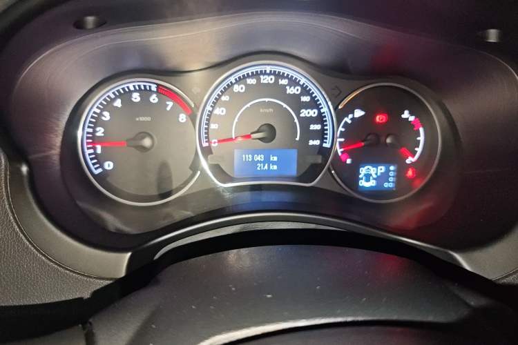 Used Renault Koleos 2014 Revised Version 2.5L Two-Wheel Drive Urban Edition Odometer Close Up
