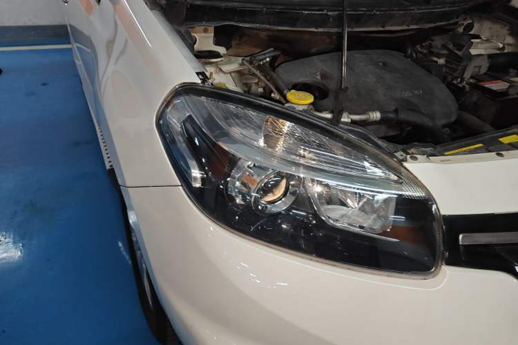Used Renault Koleos 2014 Revised Version 2.0L Two-Wheel Drive Fashion Edition Right Front Headlight