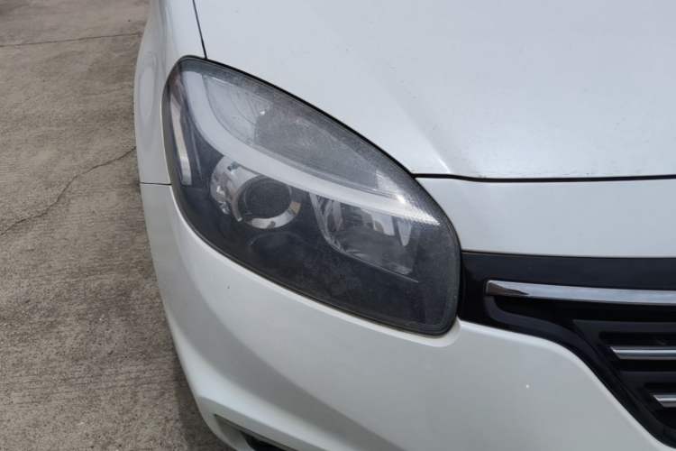 Used Renault Koleos 2014 Revised Version 2.5L Two-Wheel Drive Urban Edition Right Front Headlight