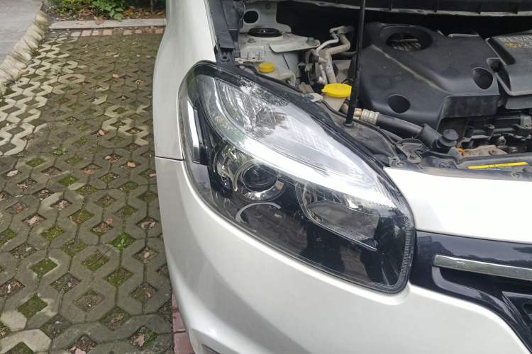 Used Renault Koleos 2014 Revised Version 2.5L Two-Wheel Drive Comfort Edition Right Front Headlight