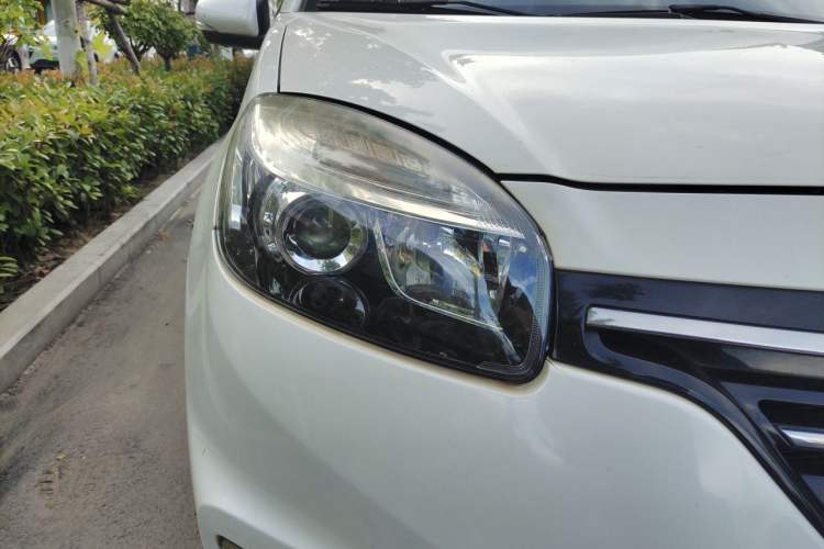 Used Renault Koleos 2014 Revised Version 2.0L Two-Wheel Drive Standard Edition Right Front Headlight