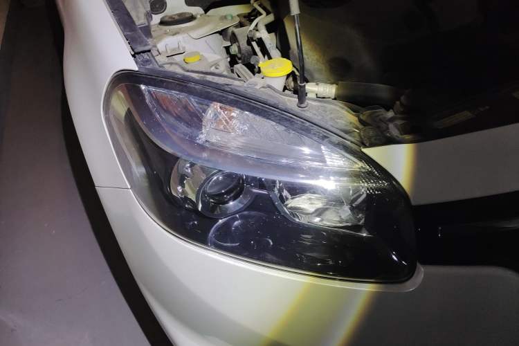 Used Renault Koleos 2014 2.5L 4x4 Comfort Edition Right Front Headlight
