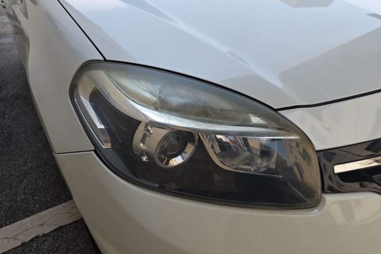 Used Renault Koleos 2014 Revised Version 2.0L Two-Wheel Drive Fashion Edition Right Front Headlight